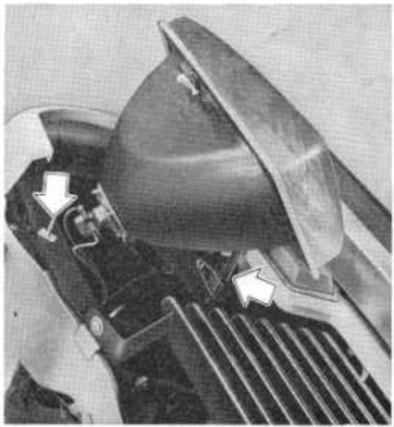 PEUGEOT 304 COUPE ET CABRIOLET 1970 - Dépose du bloc optique - 1