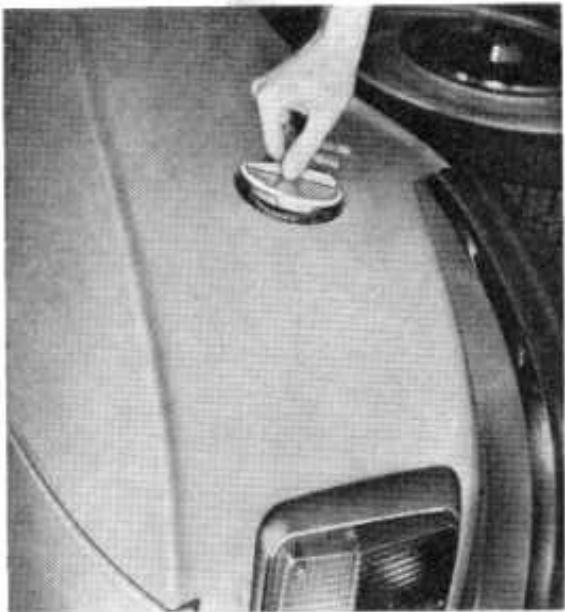 PEUGEOT 304 COUPE ET CABRIOLET 1970 - Remllissage d'essence - 1