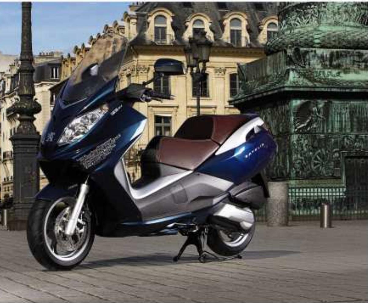 PEUGEOT SATELIS 500 - Le nouveau satelis 125 AVENUE illumine la PLACE vendôme. - 1