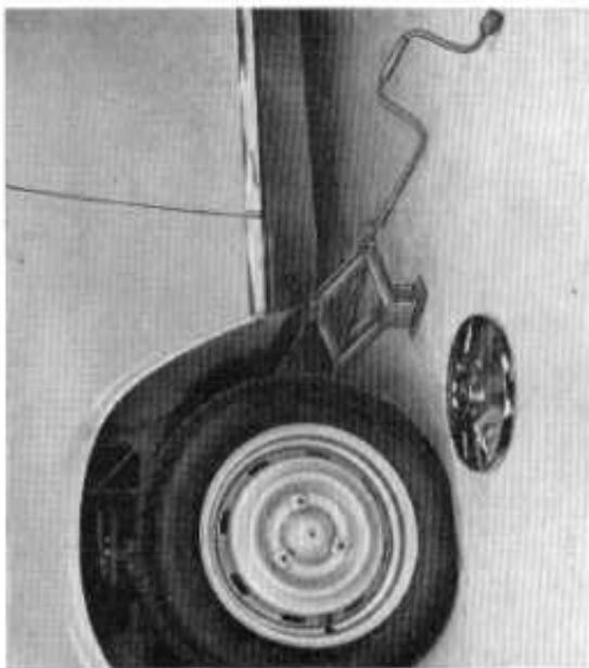 PEUGEOT 304 - Remplacement d'une roue - 6