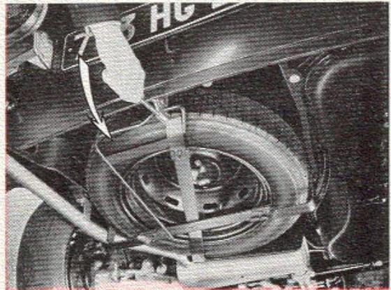 PEUGEOT 204 - Reemplacement d'une ROUE - 5