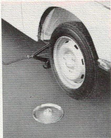 PEUGEOT 204 - Reemplacement d'une ROUE - 3