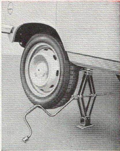 PEUGEOT 204 - Reemplacement d'une ROUE - 4