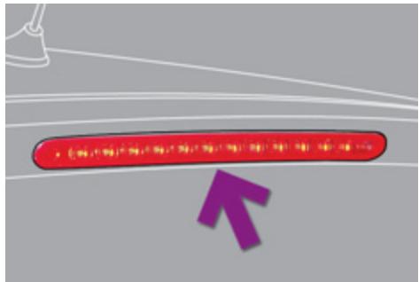 PEUGEOT 3008 HYBRID4 - Changement du troisième feu de stop - 1