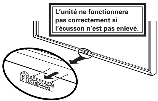 PIONEER PDK-50HW2A - Retirez l'écussion "Pioneer" de l'écran à plasma. - 1