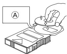 PIONEER PD-M406A - INSERTION DES DISQUES DANS LE MAGASIN CHARGEUR A 6 DISQUES - 3