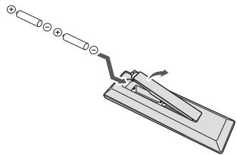 PIONEER X-HM31V-K - Einlagen der Batterien in die Fernbedienung - 1