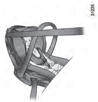 RENAULT CLIO IV - Utilisation d'un siège infant - 2