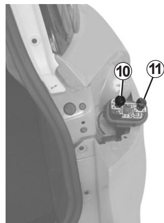 RENAULT CLIO IV ESTATE - FEUX ARRÈRE ET LATERAUX : remplacement des lampes (2/4) - 3