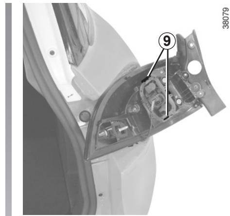 RENAULT CLIO IV ESTATE - FEUX ARRÈRE ET LATERAUX : remplacement des lampes (2/4) - 2