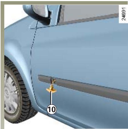 RENAULT CLIO 2 2005 - FEUX ARRIÈRE (suite) ET LATÉRAUX : remplacement des lampes - 3
