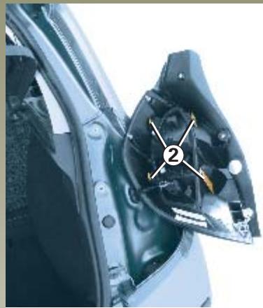 RENAULT CLIO 2 2005 - FEUX ARRIÈRE : remplacement des lampes - 2