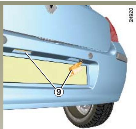 RENAULT CLIO 2 2005 - FEUX ARRIÈRE (suite) ET LATÉRAUX : remplacement des lampes - 2