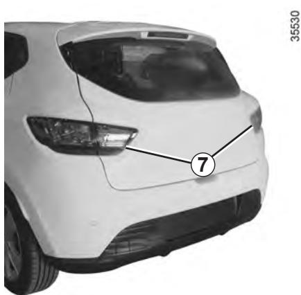 RENAULT CLIO 4 2012 - FEUX ARRIÈRE ET LATÉRAUX : remplacement des lampes (2/3) - 1