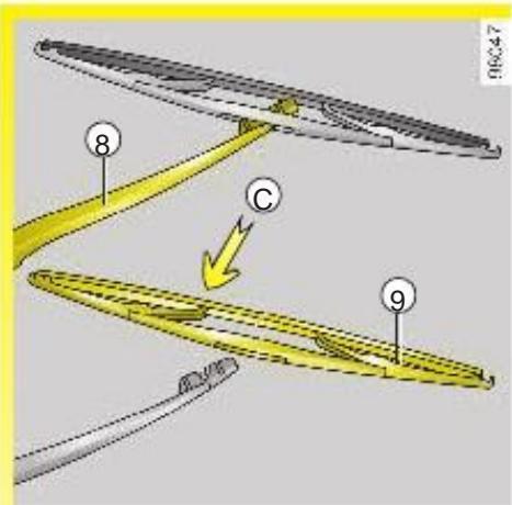 RENAULT KANGOO 2002 - Remplacement de l'essuie-glace arrêté lame (porte battante) - 1