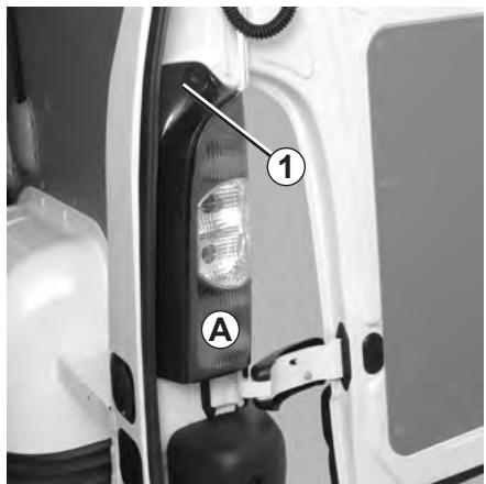 RENAULT MASTER 3 FOURGON 2007 - FEUX ARRÈRE VERSION FOURGON : remplacement des lampes - 1
