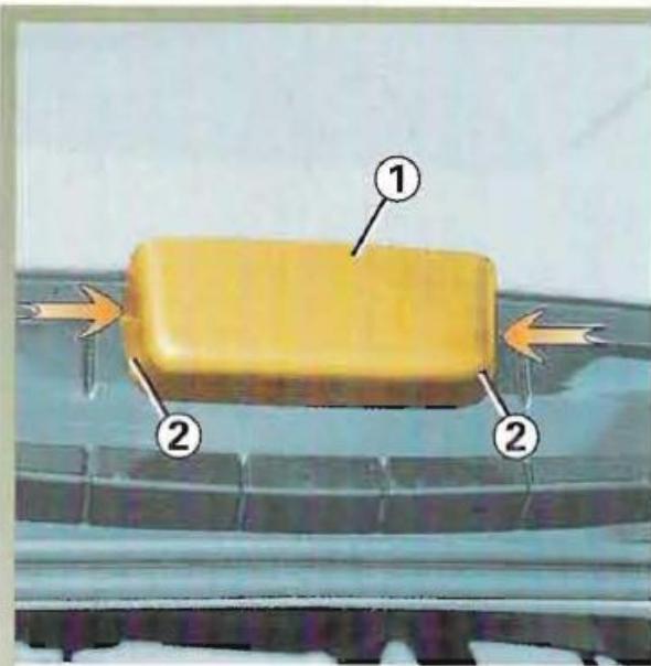 RENAULT MEGANE 1 - TROISIÈME FEU DE STOP VERSIONS BREAK : remplacement des lampes (suite) - 1
