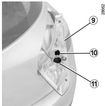 RENAULT MEGANE 3 2010 - FEUX ARRÈRE ET LATERAUX : remplacement des lampes (2/6) - 3