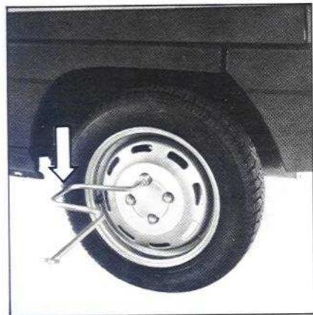 RENAULT SUPER 5 - Accès à la roue de secours - 1