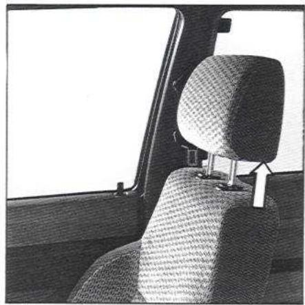 RENAULT SUPER 5 - Pour facilitier l'accès aux places arrrière, chaque siege bascule vers l'avant. - 4