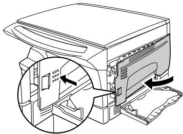 TOSHIBA E-STUDIO120 - Insérez doucément la cartouche de toner le long des guides jusqu'à ce qu'elle s'encliquette en position tout en poussant sur le levier de dégagement. Retirez le ruban de l'obturator. Retirez l'obturator de la cartouche de toner comme cela est montré sur l'illustration. Eliminez l'obturator. - 4