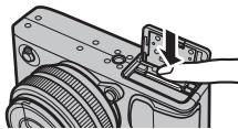 FUJIFILM PREMIUM X-E1 - Retrait de la batterie et de la carte mémoire - 2