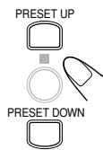 JVC UX-S11 - Druk op PRESET UP of PRESET DOWN om een voorkeurzendernummer te kiezen. - 1