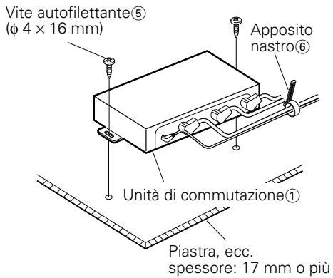 KENWOOD KCA-S210A - Installazione dell'unità di commutazione sulla piastra nel bagagliazio - 1