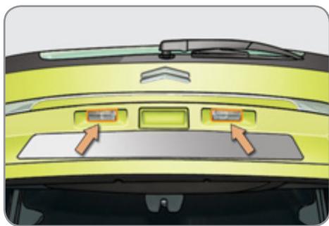 CITROEN C3 PICASSO 2012 - Changement des feu des plaque minéralogique (W5W) - 1