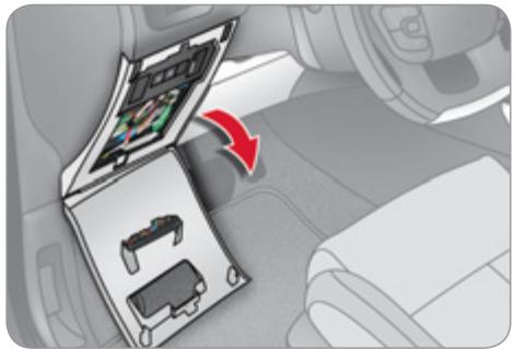 CITROEN C4 2 2011 - Fusibles dans la planche de bord - 1