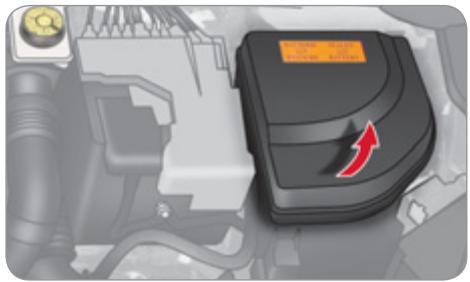 CITROEN C4 2 2011 - Fusibles dans le compartiment moteur - 1