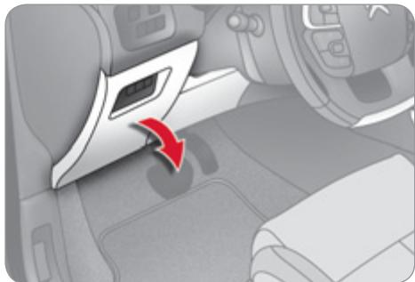 CITROEN C4 2 2011 - CHANGEMENT D'UN FUSIBLE - 1