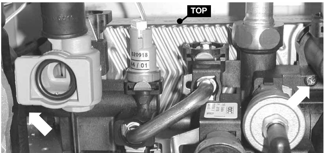 SAUNIER DUVAL THEMAPLUS F 30 E H-MOD - Dépose de l'échangeur sanitaire retirer les deux vis de maintien accessibles - 1