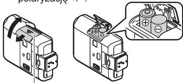 OLYMPUS FL-300R - Wkladanie baterii - 1