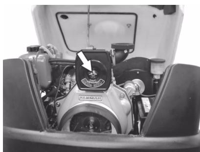 KARCHER KM 100 100 R D - Pulire e sostuire il filtro aria - 1