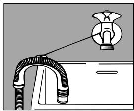 HOTPOINT AT50 - Conexión del tubo de descarga - 3