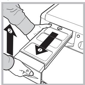 HOTPOINT AQC8 1F7T1PLUS - Emptying the water container after each cycle - 1