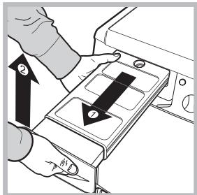 HOTPOINT AQC8 1F7T1PLUS - Svuotamento del contentatore di raccolta dell'acqua\ dopo agli)cico - 1