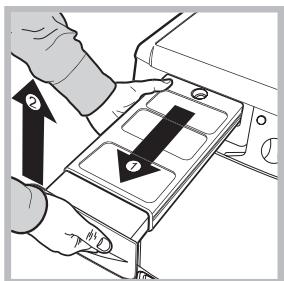 HOTPOINT TCS 73B GP - Emptying the water container after each cycle - 1