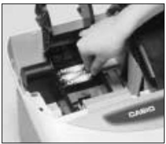 CASIO TE-100 - Installer les trois piles de sauvegarde (suite). - 2