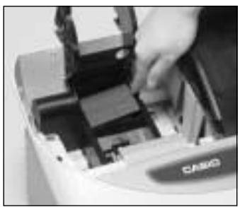 CASIO TK-T200 - Installer les trois piles de sauvegarde (suite). - 2