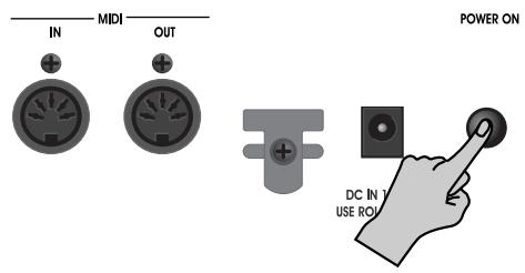 ROLAND EP-880 - In- en uitschakelen - 1