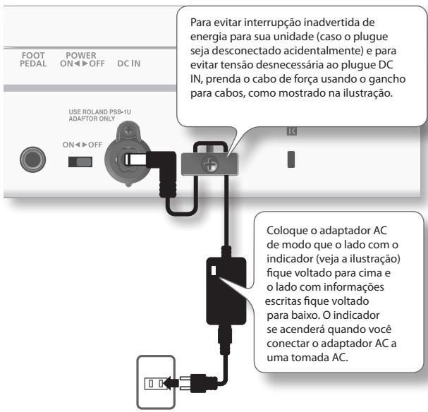 FAOT PEDAL POWER ON OFF DC IN USE ROLAND PSB-1U ADAPTOR ONLY ON OFF Para evitar interrupção inadvertida de energia para sua unidade (caso o plugue seja desconectado acidentalmente) e para evitar tensão desnecessária ao plugue DC IN, prenda o cabo de força usando o gancho para cabos, como mostrado na ilustração. Coloque o adaptador AC de modo que o lado com o indicador (veja a ilustração) fique voltado para cima e o lado com informações escritas fique voltado para baixo. O indicador se acenderá quando você conectar o adaptador AC a uma tomada AC.