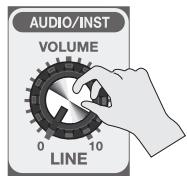 ROLAND BA-55 - Stellen Sie den AUDIO/INST [VOLUME]-Regler auf null. - 1