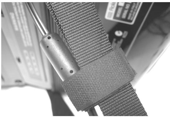 ROLAND FR-18 D RD - Bloquer le câble de l'adaptateur et/ ou MIDI - 4