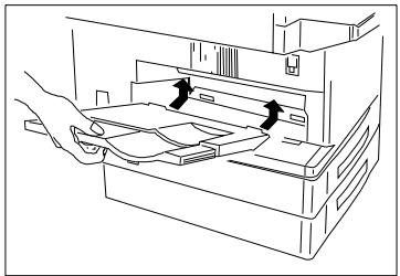 KONICA MINOLTA DI150F - Installation de la réserve de papier de réception - 1