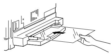 KONICA MINOLTA DI2011 - Chargement de transparents dans le plateau d'introduction - 3