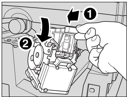 KONICA MINOLTA KM 7145 COPIER - Replacez le porte-cartouche dans l'agrafeuse comme illustré ci-dessous. - 1