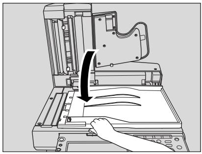 KONICA MINOLTA KM 7145 COPIER - Lors d'un nouveau positionnement de l'original, appuyez sur le levier de déverrouillageitué sous le chargeur de document. - 2