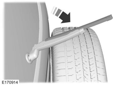 FORD ECOSPORT 2013 - Remplacement du balai d'essuie-glace de lunette arrête - 1